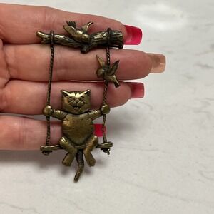 Vtg Signed JJ Jonette Vintage Swinging Smiling‎ Cat Bird Pin Brooch Brass Tone